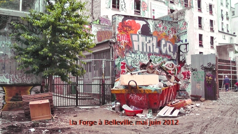 une benne devant la Forge